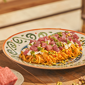 LINGUINE AL PESTO ROSSO CON TARTAR DE ATÚN