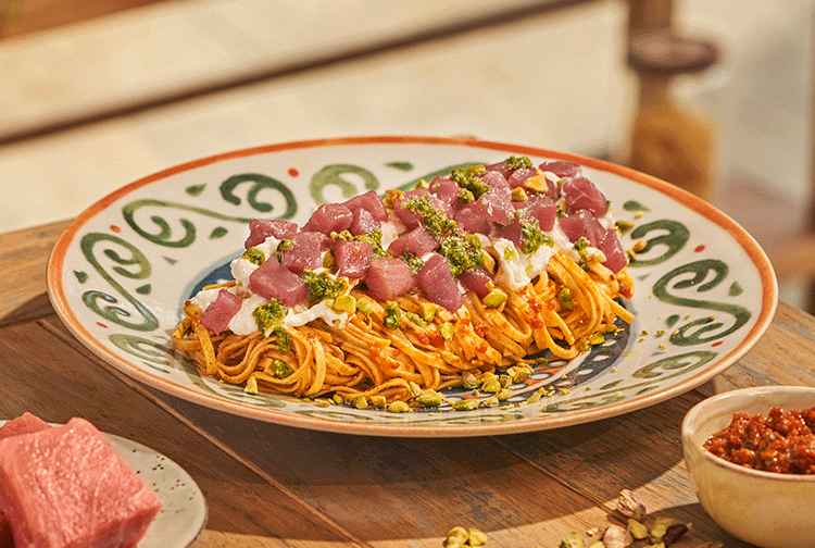 LINGUINE AL PESTO ROSSO CON TARTAR DE ATÚN